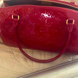 Louis Vuitton vernis red stunning shoulder bag